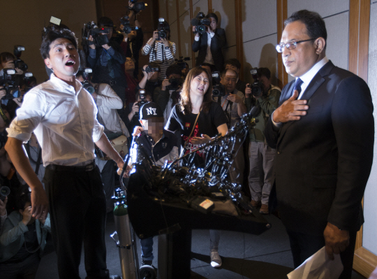 가습기 살균제 피해자 가족들이 2일 오전 서울 여의도에서 열린 옥시 공식 기자회견장에서 옥시레킷벤키저 한국법인 아타 샤프달 대표에게 항의하고 있다.